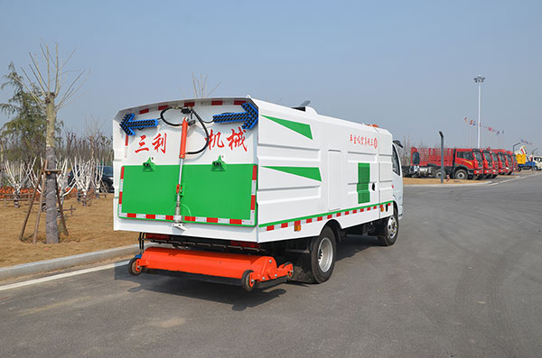 吸尘车